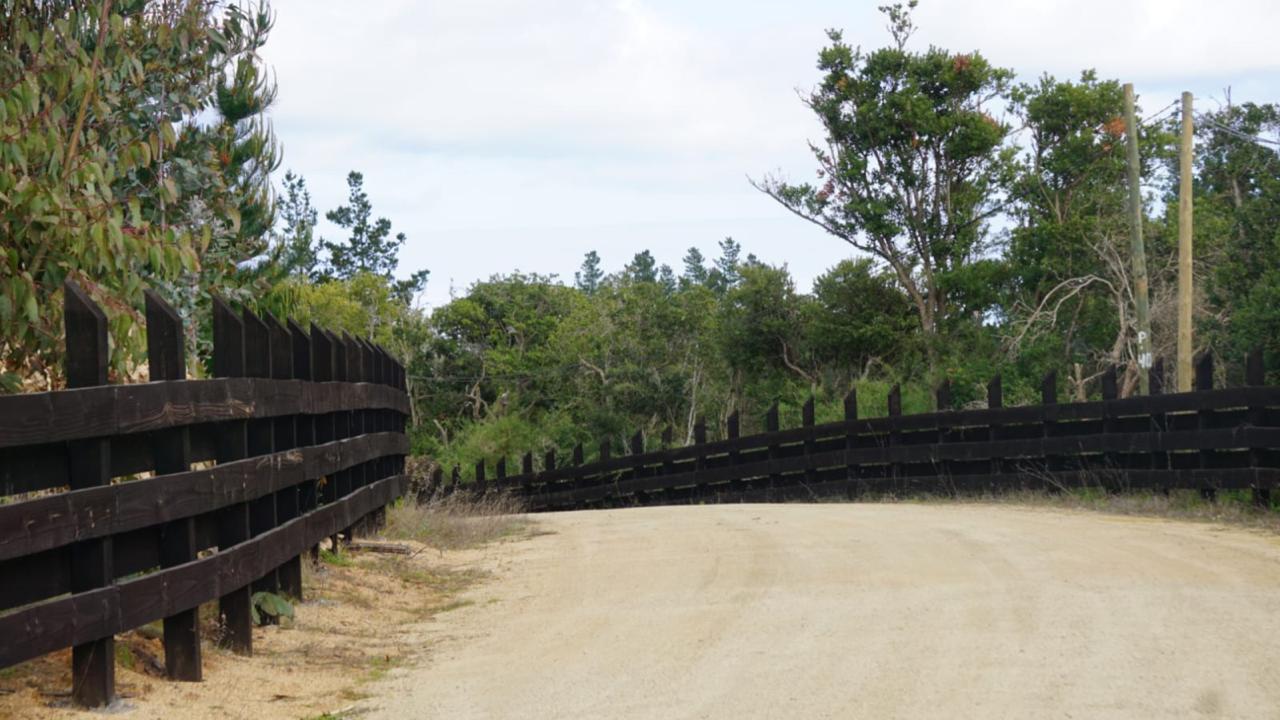 Cerco de madera estilo potrero en parcela costera VI Región