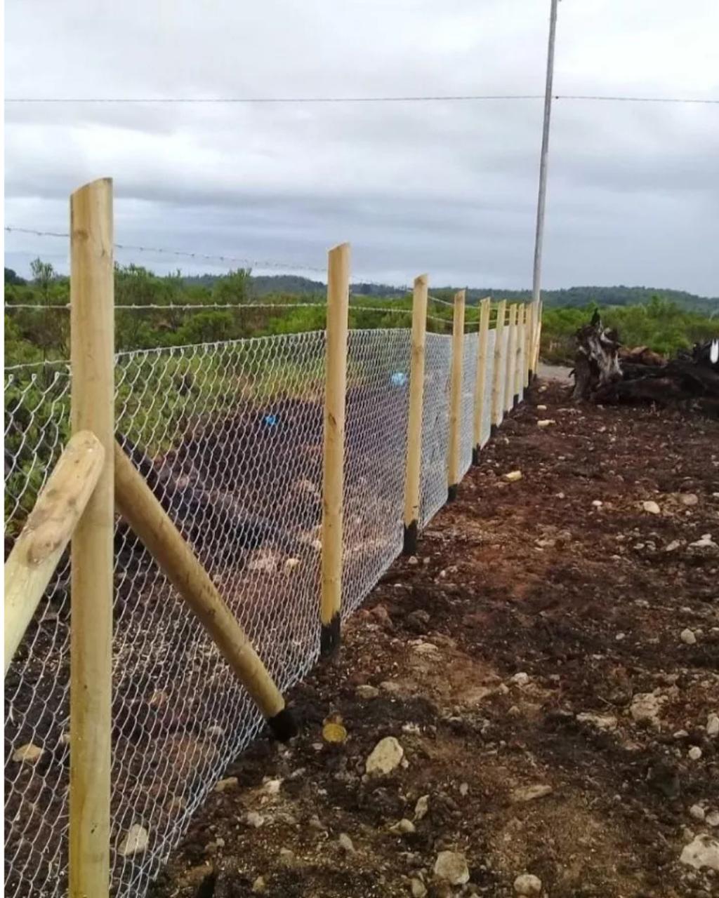 Cerco de malla con polines de madera terminado en parcela O'Higgins