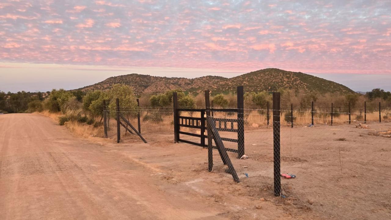 Cerco completo con portón metálico en parcela, VI Región